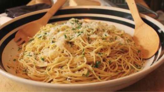 Simply Perfect Spaghetti with Garlic & Casa de l'Oli Chili Olive Oil